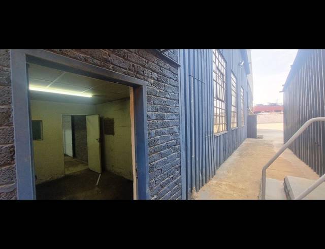 168M² WAREHOUSE TO LET IN AUREUS